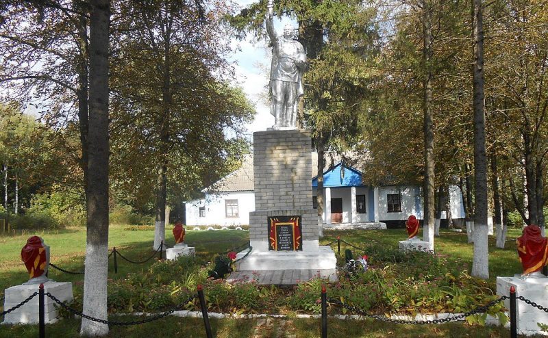 с. Терещенко Белопольского р-на. Памятник, установленный на братской могиле советских воинов и памятный знак воинам-землякам.