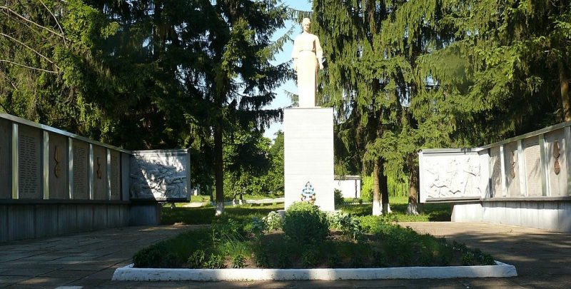 с. Товта Белопольского р-на. Мемориал, установленный на братской могиле советских воинов.