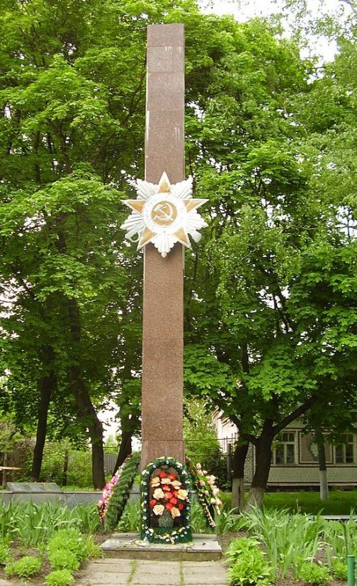 с. Заруцкое Глуховского р-на. Памятник на могиле советского воина.