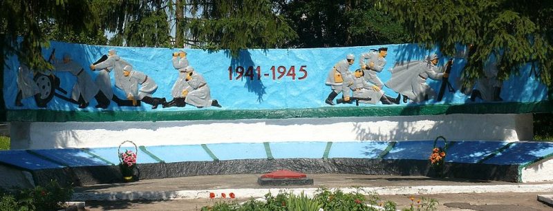 с. Тучное Белопольского р-на. Памятник, установленный на братской могиле советских воинов.