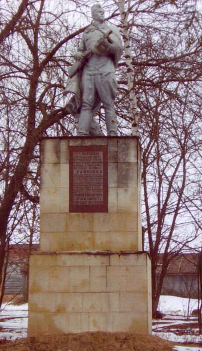 п. Ульяновка Белопольского р-на. Памятник советским воинам.