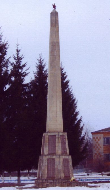п. Ульяновка Белопольского р-на. Памятник, установленный на братской могиле советским воинам и погибшим землякам.