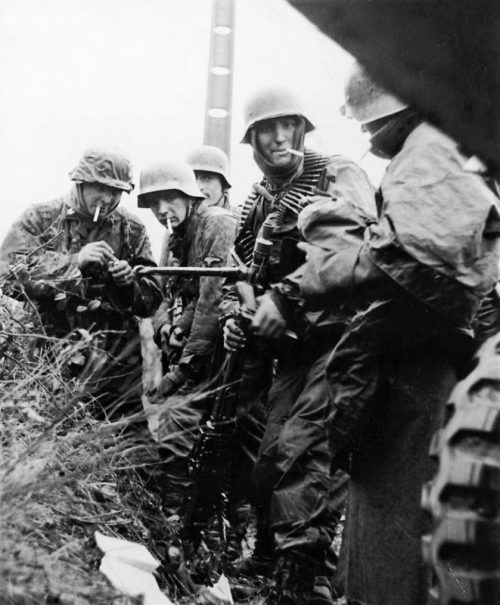 Фольксгренадеры во время отступления. Январь 1945 г.