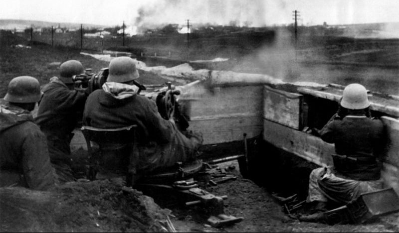 Немецкие солдаты ведут огонь из 20-мм зенитного орудия по наземной цели. Январь 1945 г.