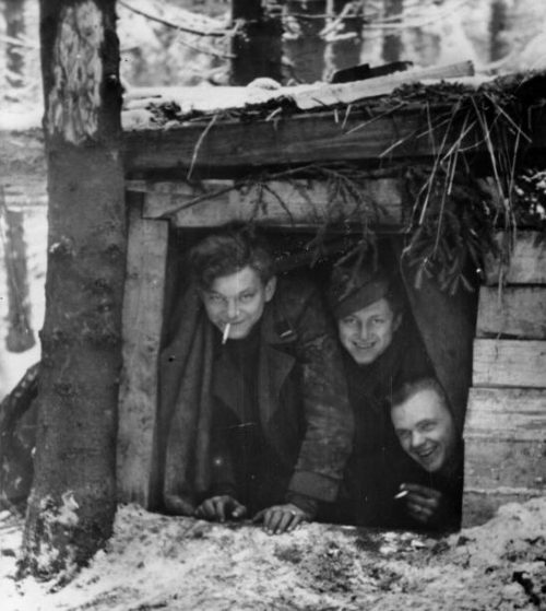 Солдаты войск СС в землянке в Арденнах. Январь 1945 г.