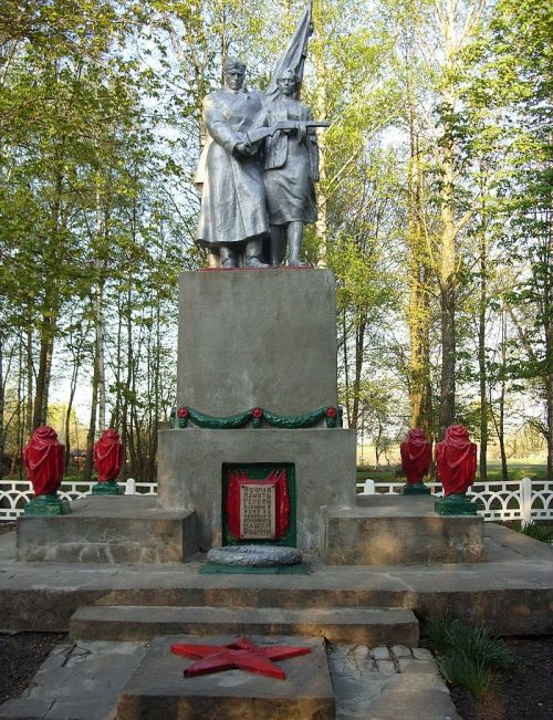 с. Шкуратовка Белопольского р-на. Памятник, установленный на братской могиле советским воинам и погибшим воинам-землякам.