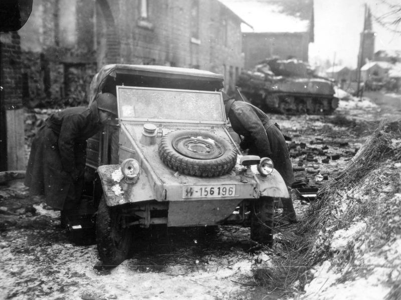 Солдаты 75-й пехотной дивизии США осматривают немецкий автомобиль «Кюбельваген». Январь 1945 г.