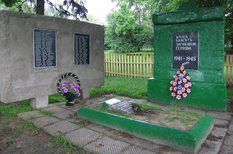 с. Калюжное Глуховского р-на. Братская могила советских воинов и памятный знак в честь погибших земляков.
