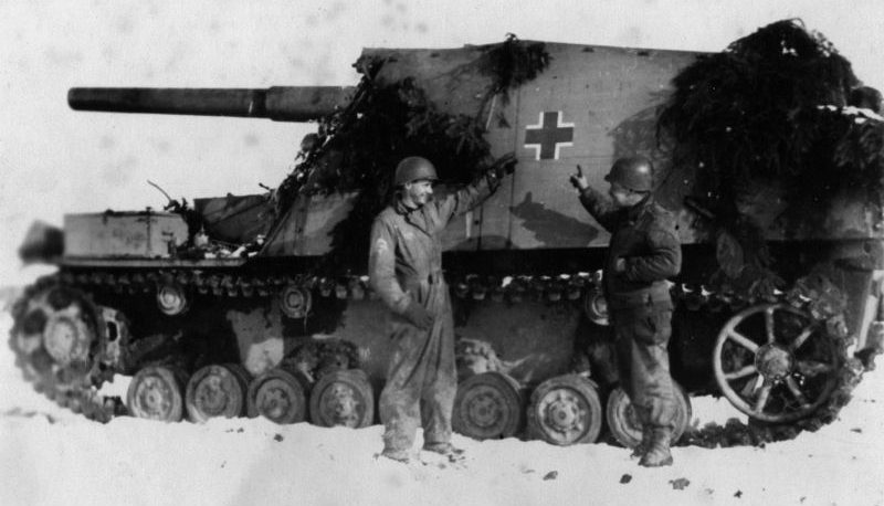 Американские солдаты у брошенной в Бельгии немецкой САУ «Хуммель». Январь 1945 г.