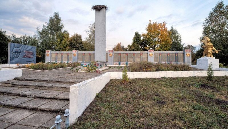 с. Бежевка Бурынского р-на. Мемориал возле школы, установленный на братской могиле советских воинов и погибшим воинам-землякам.