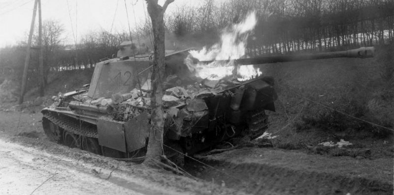 Горящий танк «Пантера» в районе Кринкельта. Бельгия, январь 1945 г.