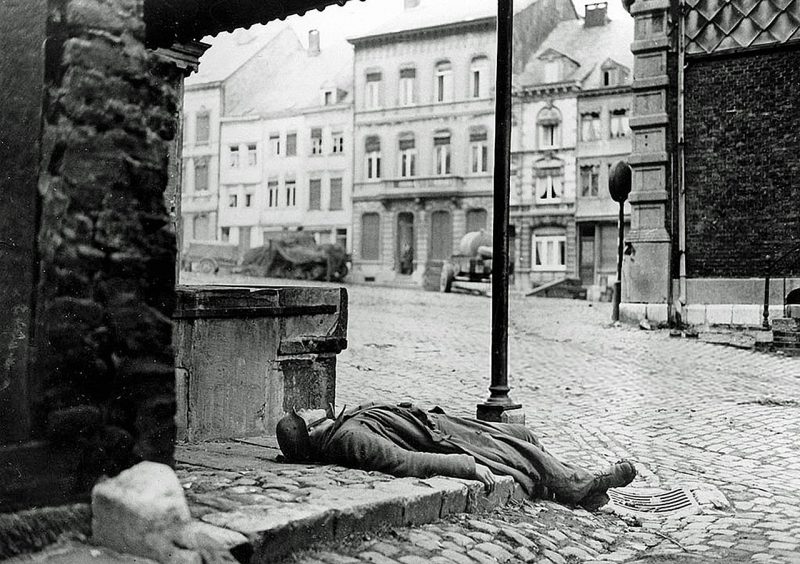 Мертвый немецкий солдат на углу в Ставло, Бельгия. Январь 1945 г.