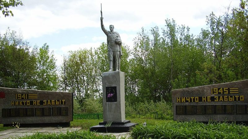 с. Кучеровка Глуховского р-на. Памятник, установленный в 1976 году на братской могиле советских воинов и памятный знак в честь погибших земляков.
