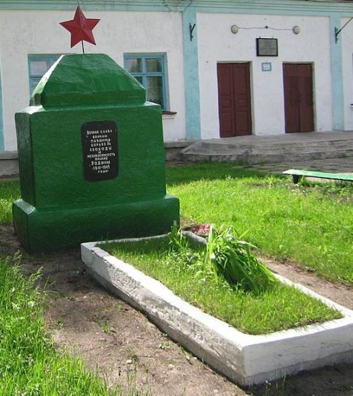 с. Некрасово Глуховского р-на. Братская могила советских воинов.
