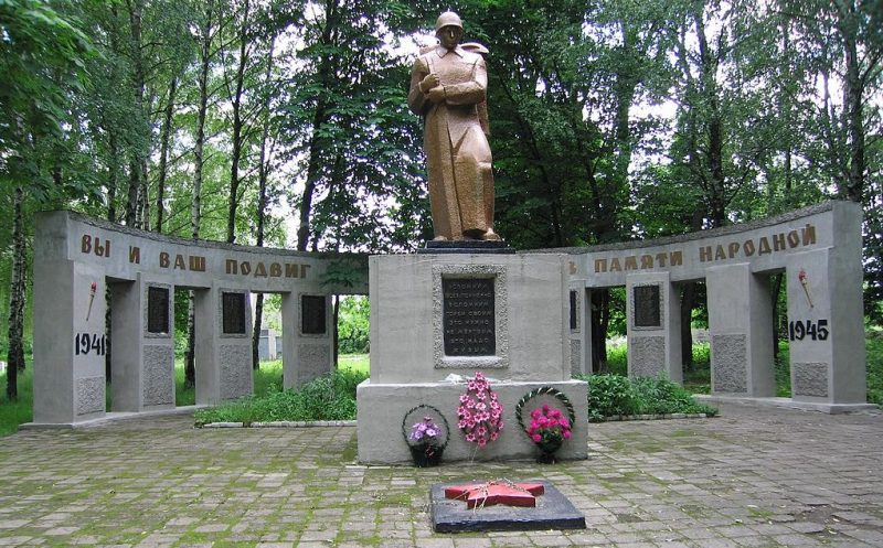 с. Некрасово Глуховского р-на. Памятник возле школы, установленный в 1975 году погибшим воинам-землякам.