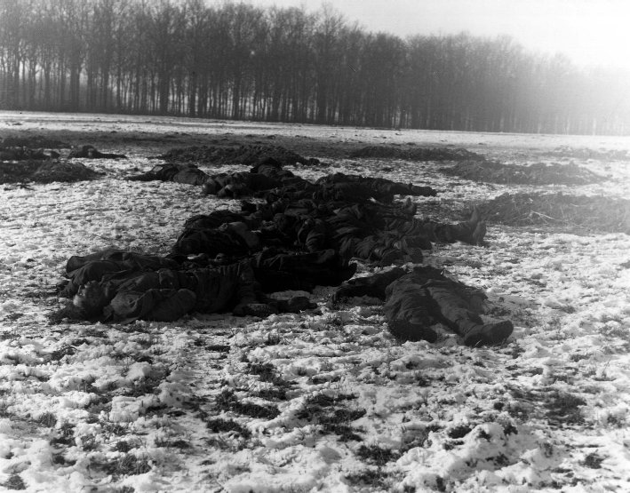 Погибшие немецкие солдаты на поле боя. Январь 1945 г.