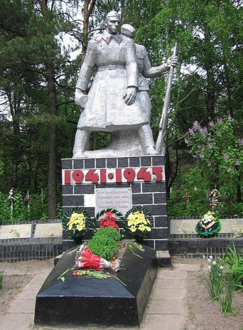 с. Обложки Глуховского р-на. Памятник на кладбище, установленный в 1972 году погибшим воинам-землякам.