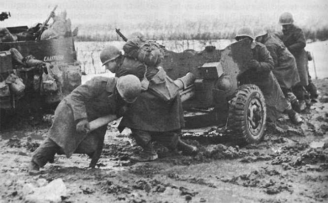 Американские артиллеристы разворачивают противотанковое орудие. Январь 1945 г.