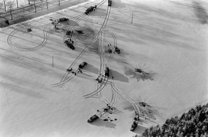 Американские грузовики и бронетранспортеры в поле в Арденнах. Январь 1945 г.