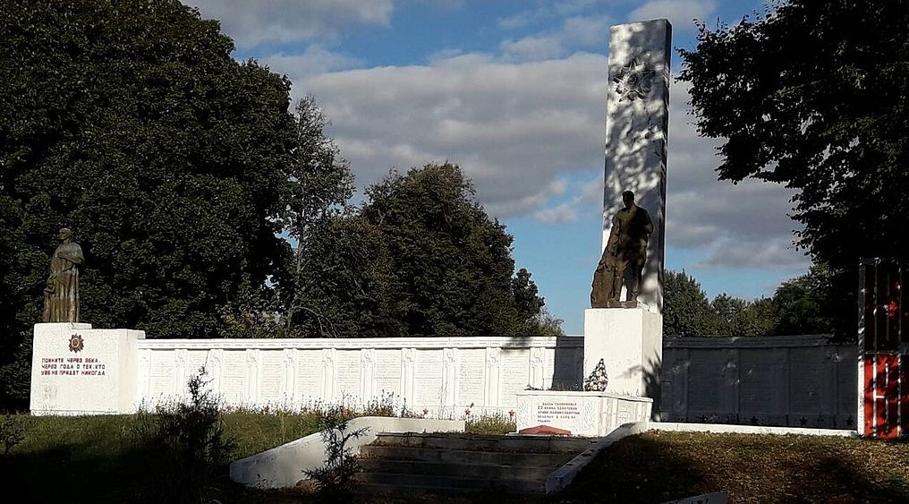 с. Воскресенское Бурынского р-на. Памятник, установленный на братской могиле советских воинов, погибших в годы войны.