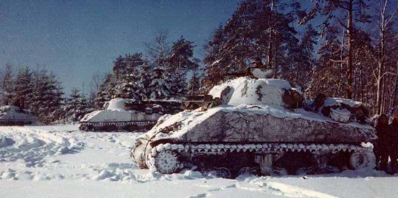 Танки M-4 Sherman 10-го танкового батальона на заснеженном поле недалеко от Сент-Вит, Бельгия. Январь 1945 г.
