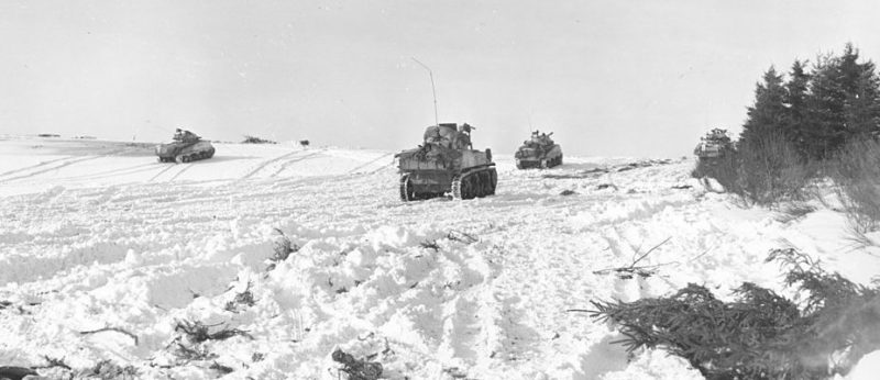 Американские танки в атаке. Мабомпре, Бельгия. Январь 1945 г.