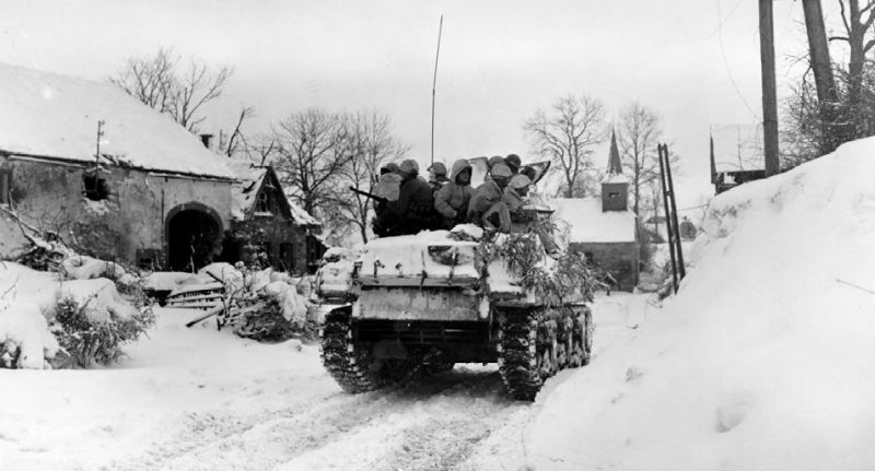 Воины 1-й армии США во время наступления на город Шопен, Бельгия. Январь 1945 г.