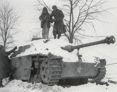 Инженеры 291-го полка обезвредили заминированный Sturmgeschütz III во время битвы при Арденнах. Январь 1945 г.