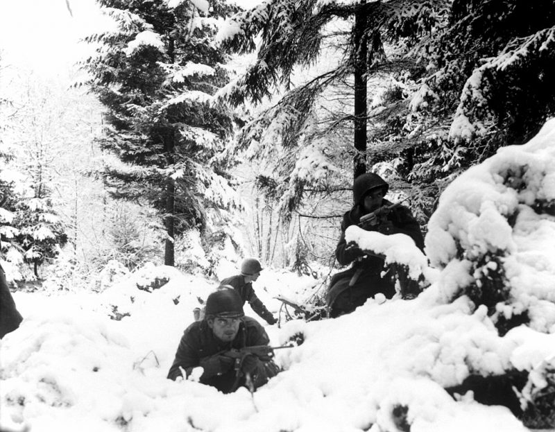 Американские пехотинцы 290-го полка под Амонинес, Бельгия. Январь 1945 г.