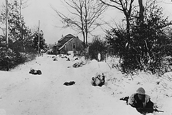 Пехотинцы 7-й бронетанковой дивизии продвигаются по дороге к Сент-Виту в Бельгии. Январь 1945 г.