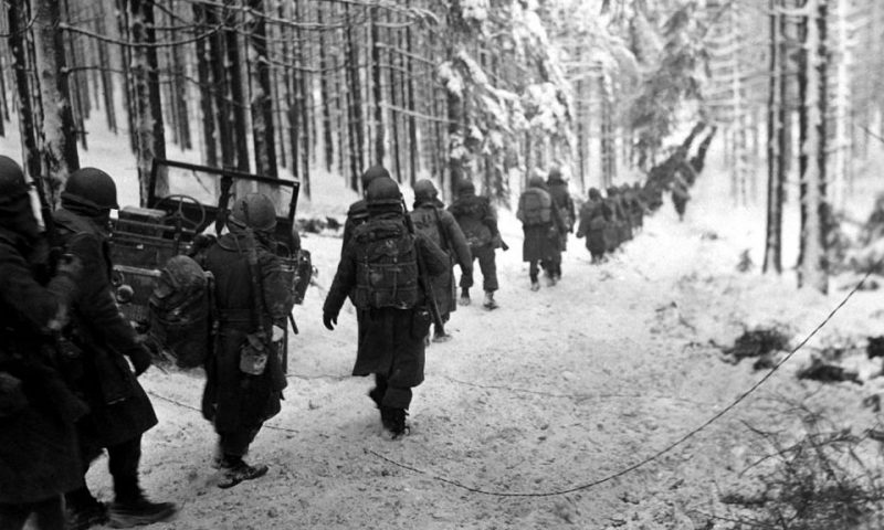 Американские солдаты 289-го пехотного полка на дороге Сен-Вит-Уффализ в Бельгии. Январь 1945 г.