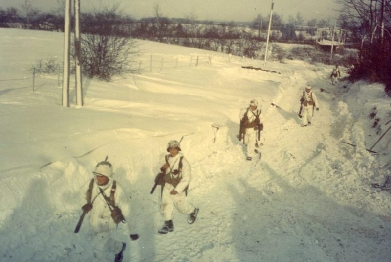 Американские солдаты 289-го пехотного полка на дороге Сен-Вит-Уффализ в Бельгии. Январь 1945 г.