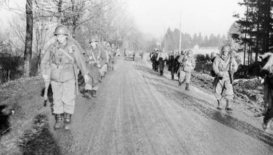 Солдаты 551-го парашютно-пехотного батальона в Арденнах. Январь 1945 г.