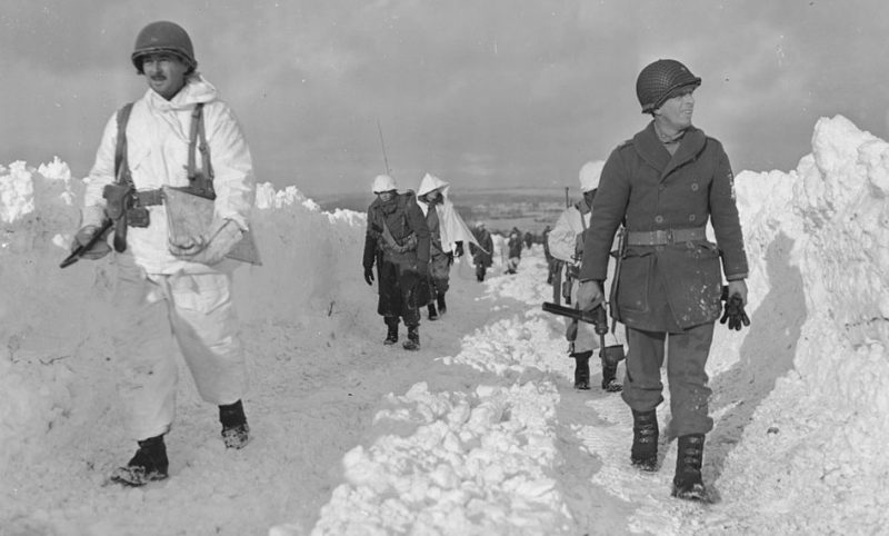 Американские пехотинцы на дороге к юго-востоку от Борна, Бельгия. Январь 1945 г.