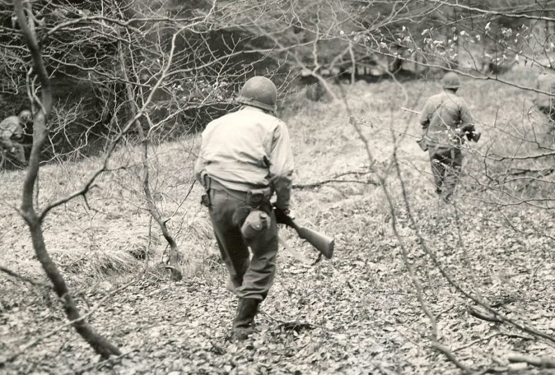 Патруль 1-й пехотной дивизии обыскивает лес между Эйпеном и Бутгенбахом, Бельгия, в поисках немецких парашютистов. Январь 1945 г.