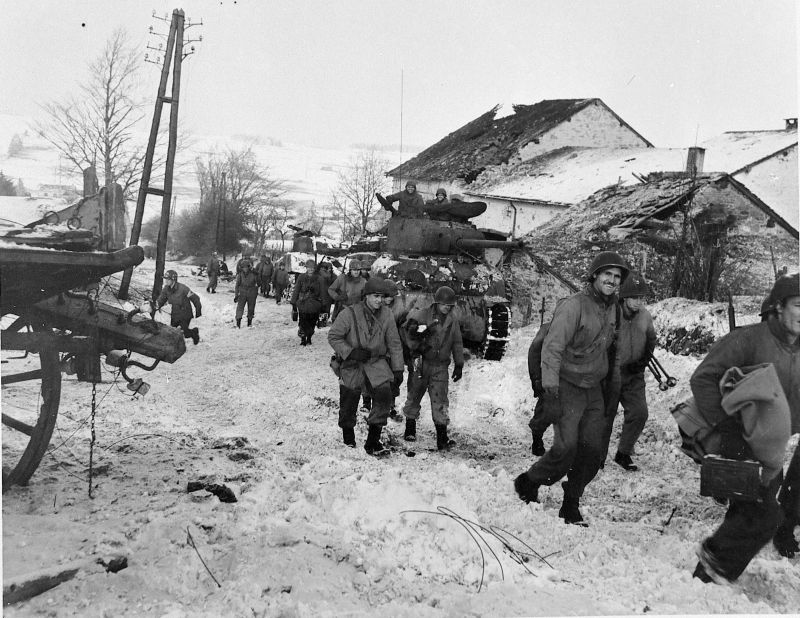 Американские войска из состава 3-й армии Паттона в городке Биэн. Бельгия. Январь 1945 г.