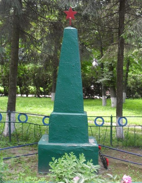 п. Червоное Глуховского р-на. Памятник, установленный на братской могиле советских воинов и партизан.