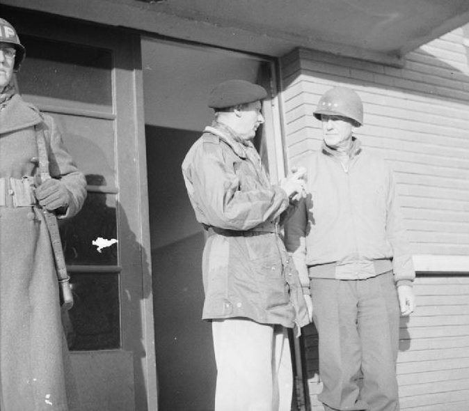 Генерал-лейтенант Кортни Ходжес, командующий 1-й армией США, с фельдмаршалом Монтгомери у штаб-квартиры Ходжа. Январь 1945 г.