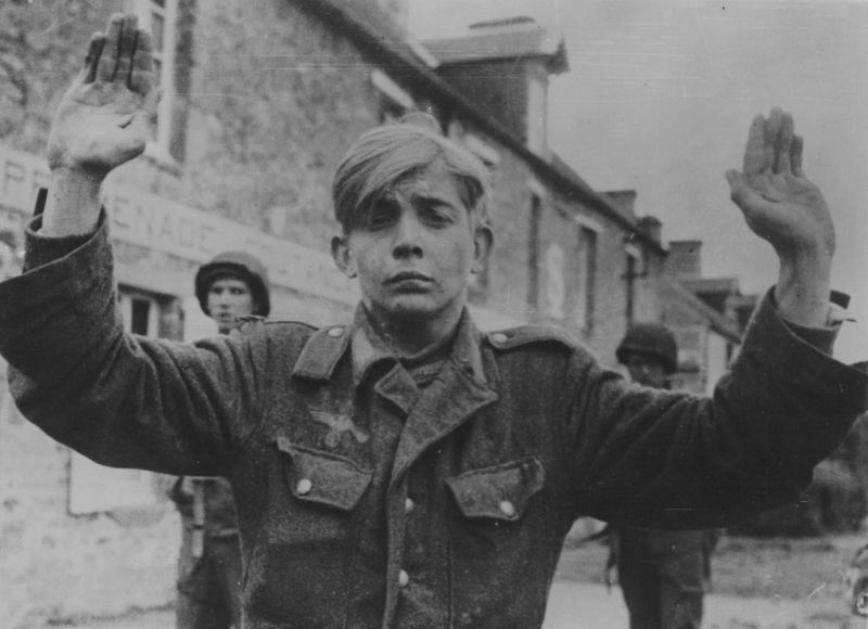 Солдаты из Гитлерюгенда в плену. Январь 1945 г.