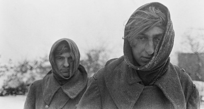 Немецкие пленные, захваченные американскими войсками в Арденнах. Январь 1945 г.