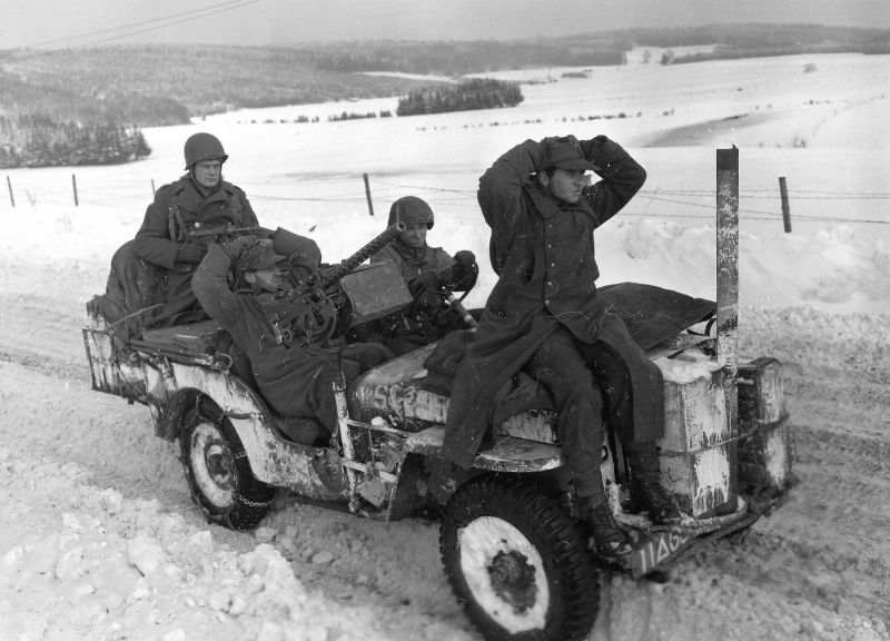 Джип «Виллис» с пленными немецкими солдатами в Лоншаме. Январь 1945 г.