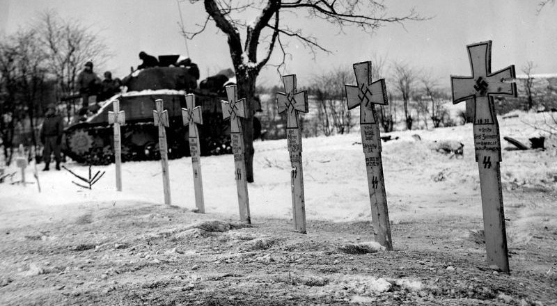Кресты над могилами эсэсовцев, погибших во время боев в Арденнах. Бельгия, январь 1945 г.