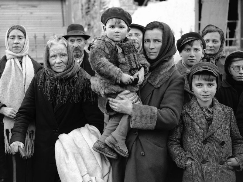 Бельгийские беженцы на улице городка Ла Глез в ожидании возвращения домой. Январь 1945 г.