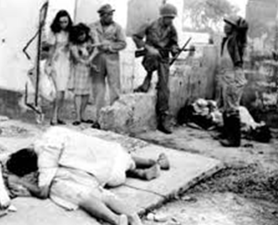 Американские солдаты у тел погибших филиппинцев. Март 1945 г. 