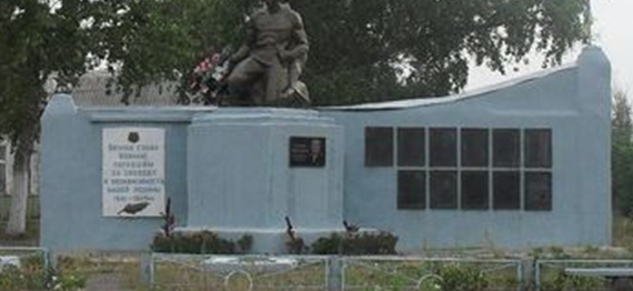  с. Гречкино Кролевецкого р-на. Братская могила советских воинов и памятный знак погибшим землякам. 