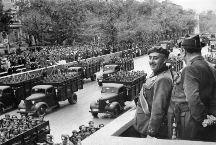 Испанский диктатор Ф. Франко принимает парад своих войск. 