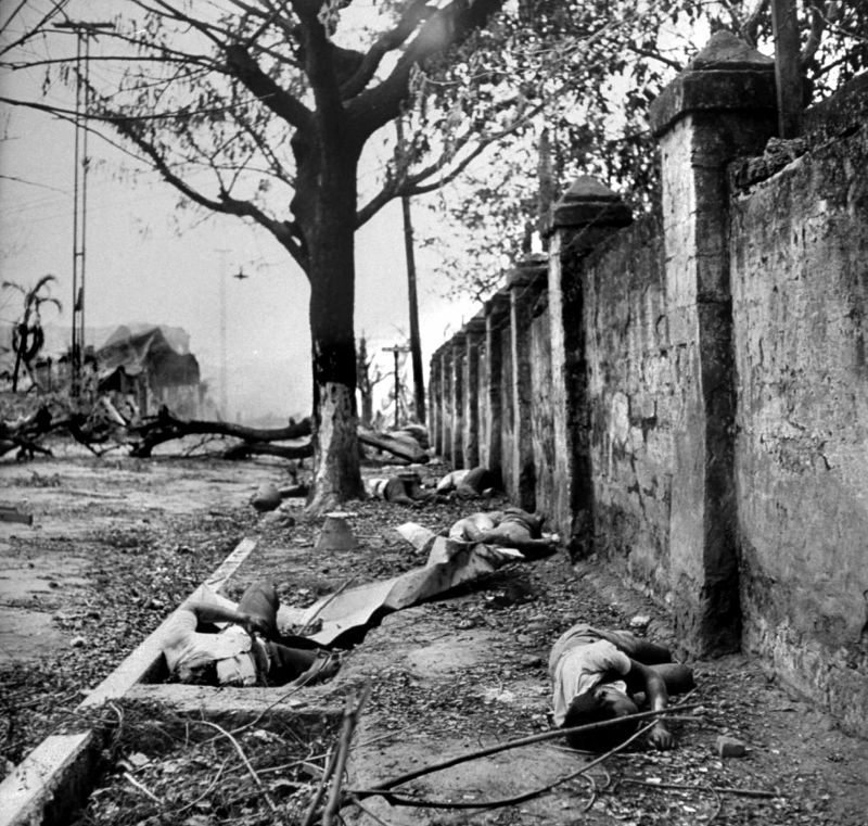 Тела филиппинских стариков, женщин и детей, убитых японскими солдатами.