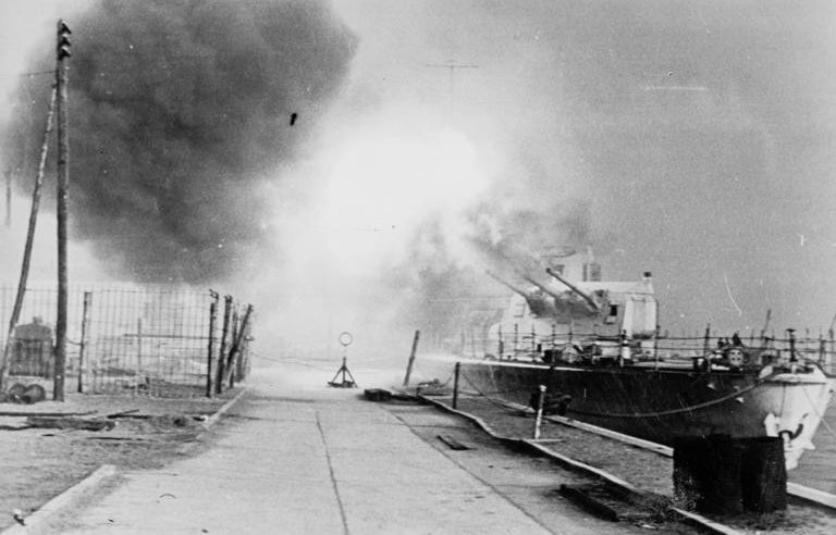 Немецкий легкий крейсер «Лейпциг» ведет огонь по наступающим советским войскам. 