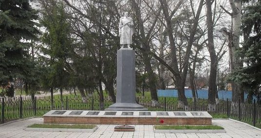 с. Белка Тростянецкого р-на. Памятник, установленный в 1955 году на братской могиле советских воинов и памятный знак погибшим односельчанам. 