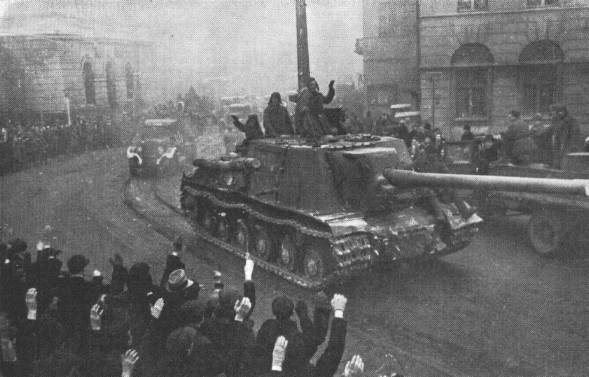 Советские войска в освобождённом городе Лодзь. 